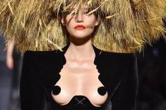 Schiaparelli Haute Couture FW 2022
Paris Fashion Week July 2022